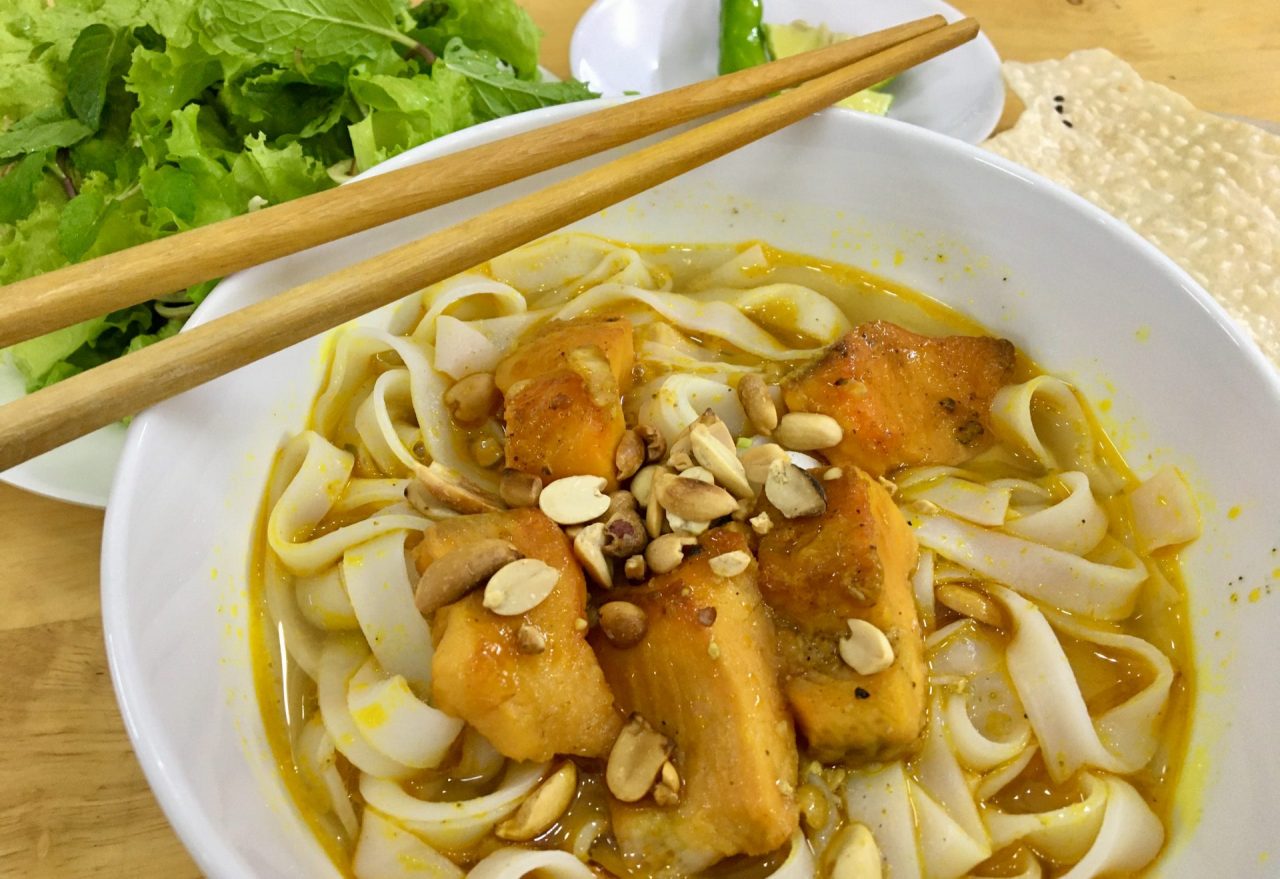 Mì Quảng Cá Lóc - Yellow Quang Noodles with Snakehead Fish - Delicious Vietnam