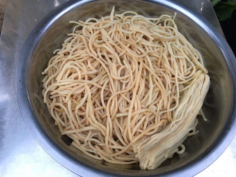 Cao lầu noodles