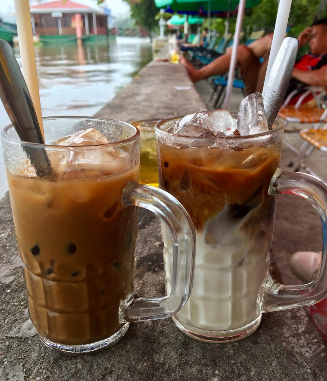 Bạc Xĩu on the right compared to Cà phê sữa đá on the left.